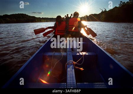 Dragon Boat Team ''Shinning Emperor Dragons'' court le long du Potomac en préparation du Dragon Boat Festival de ce week-end, à Washington DC, mardi soir, 21 mai 2002. (Crédit image : The Washington Times/ZUMAPRESS.com) Banque D'Images
