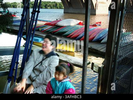 Elfie Liu, à gauche, et sa fille Evangeline, 6 ans, disent qu'elles sont les pom-pom-pom de l'équipe Dragon Boat inventée ''Shinning Emperor Dragons'', qui courra ce week-end au Dragon Boat Festival, à Washington DC, mardi soir, 21 mai 2002. Ici, ils sont assis pendant que Steve Liu (Credit image : The Washington Times/ZUMAPRESS.com) Banque D'Images