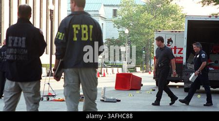 Des membres du FBI Field Office à Washington et d’autres organismes d’application de la loi placent des marqueurs de preuves près d’une poubelle soupçonnée d’avoir un colis suspect mercredi après-midi 19 juin 2002. Le colis près de la réserve fédérale à Washington a été retrouvé mon ouvrier de maintenance et a causé une fermeture massive de rue pendant les heures de pointe. La police a déterminé que l'objet était inoffensif. (Crédit image : The Washington Times/ZUMAPRESS.com) Banque D'Images