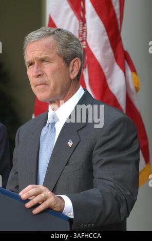 Le président George W. Bush annonce le plan américain pour le moyen-Orient dans la roseraie de la Maison Blanche le 24 juin 2002. (Crédit image : The Washington Times/ZUMAPRESS.com) Banque D'Images