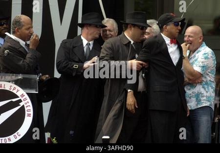 L'International Spy Museum a ouvert ses portes sur F Street à Washington, DC, avec une cérémonie qui comprenait des divertissements et des dignitaires. Le maire de DC Tony Williams, à l'extrême gauche, retire sa moustache et regarde son ''imposteur'', à droite, avec un noeud papillon rouge. Le maire a été disquis comme un agent de sécurité. Vendredi 19 juillet 2002 (image crédit : The Washington Times/ZUMAPRESS.com) Banque D'Images