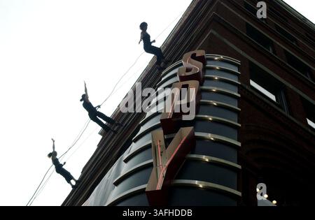 L'International Spy Museum a ouvert ses portes sur F Street à Washington, DC. Avec une cérémonie qui comprenait des divertissements et des dignitaires. Des artistes aériens du projet Banda Loop ont descendu les bâtiments du musée le vendredi 19 juillet 2002. (Crédit image : The Washington Times/ZUMAPRESS.com) Banque D'Images