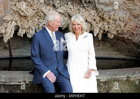 Rome, Italie. 07 avril 2025. Image © concédée sous licence à Parsons Media. 07/04/2025. Rome, Italie. Le roi et la reine visitent l'Italie - premier jour. Le roi Charles III et la reine Camilla posent pour un portrait à la Villa Wolkonsky le 7 avril 2025 à Rome, en Italie. En prévision du 20ème anniversaire de mariage de leurs Majestés, le Roi Charles III et la Reine Camilla le mercredi 9 avril 2025. Photo de Parsons Media. Crédit : andrew parsons/Alamy Live News Banque D'Images