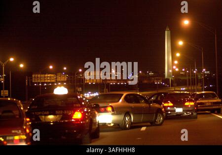 La circulation reste immobile sur la I-395 N se dirigeant vers DC après qu'une femme a été abattue dans un Home Depot près de Falls Church, va, lundi soir 14 octobre 2002. (Crédit image : The Washington Times/ZUMAPRESS.com) Banque D'Images