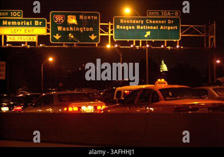 La circulation reste immobile sur la I-395 N en direction de DC après qu'une femme a été abattue dans un Home Depot près de Falls Church, va, lundi soir, 14 octobre 2002. (Crédit image : The Washington Times/ZUMAPRESS.com) Banque D'Images