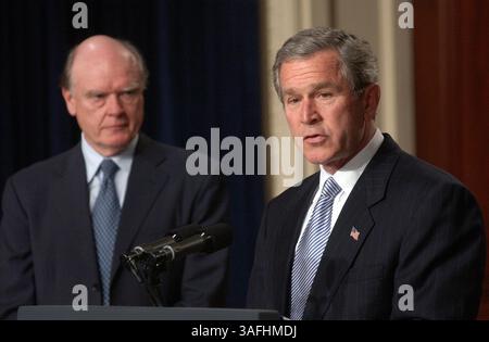 Le président George W. Bush, à droite, annonce que John Snow, à droite, sera son choix pour le secrétaire au Trésor dans le hall présidentiel de l'ancien bâtiment du bureau exécutif le 9 décembre 2002. (Crédit image : The Washington Times/ZUMAPRESS.com) Banque D'Images