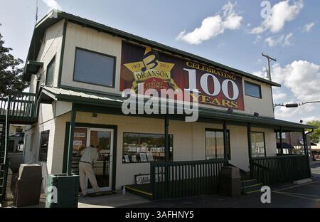 4 avril 2012 - Branson, MO, États-Unis - Un homme nettoie les portes vitrées du Branson Centennial Museum le mercredi 4 avril 2012, à Branson, Missouri, qui fête son 100e anniversaire cette année. (Crédit image : © Jill Toyoshiba/Kansas City Star/MCT/ZUMAPRESS.com) Banque D'Images