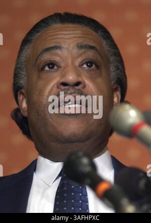 Al Sharpton parle à la presse dans un hôtel de Washington, DC au sujet du nouveau leader de la majorité sénatoriale, Sen. Bill Frist. Vendredi 27 décembre 2002 (image crédit : The Washington Times/ZUMAPRESS.com) Banque D'Images