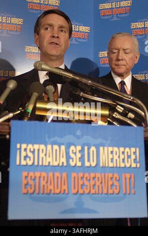Le leader de la majorité au Sénat Bill Frist (R-TN) (à gauche) et le sénateur Orrin G. Hatch, (image de crédit : The Washington Times/ZUMAPRESS.com) Banque D'Images