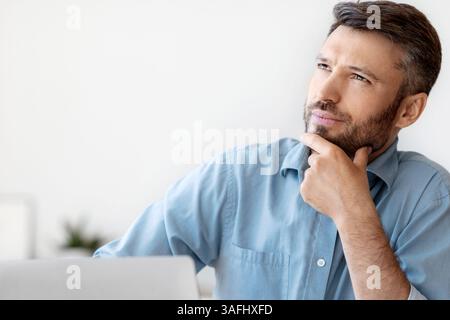Portrait d'un homme d'affaires pensif du millénaire pensant à Busines Project à Lieu de travail Banque D'Images