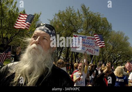 John Overend, Falls Church est venu au rallye avec le groupe de motos Rolling Thunder. Rassemblement de troupes et de guerre pro sur le Capitole américain End of the Mall, samedi 12 avril 2003. Il y avait des prières et les conférenciers comprenaient G. Gordon Liddy et l'ancien sénateur Fred Thompson R-TN. Samedi 12 avril 2003 (image crédit : The Washington Times/ZUMAPRESS.com) Banque D'Images