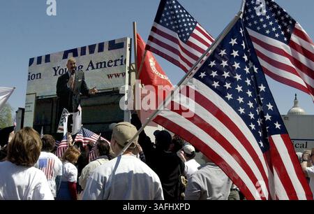 Rallye pro guerre et troupes sur le Capitole américain End of the Mall, samedi 12 avril 2003 . Il y avait des prières et les conférenciers comprenaient G. Gordon Liddy et l'ancien sénateur Fred Thompson R-TN. (Crédit image : The Washington Times/ZUMAPRESS.com) Banque D'Images