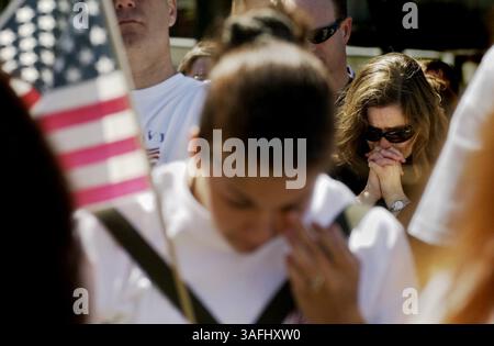 Un rassemblement pro-guerre et pro-troupe a lieu sur le Mall près du Capitole américain, le samedi 12 avril 2003. Parmi les conférenciers figuraient G. Gordon Liddy et l'ancien sénateur Fred Thompson, R-TN. Droite, Luciana Duerbeck, Arlington, va. incline la tête pendant une prière au rassemblement. (Crédit image : The Washington Times/ZUMAPRESS.com) Banque D'Images