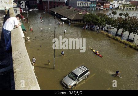 Touristes, résidents et curieux viennent voir le centre-ville d'Annapolis sous l'eau, vendredi 19 septembre 2003. La montée d'eau de l'ouragan Isabel a inondé le quartier historique. Des dizaines de personnes sont venues patauger, monter et faire du bateau à travers les rues. Jared Amoth, 20 ans, d'Annapolis, photographie l'inondation depuis le sommet d'un bâtiment au-dessus de City Dock. Le père de Jared possède Hard Bean , un café au niveau de la rue. (Crédit image : The Washington Times/ZUMAPRESS.com) Banque D'Images