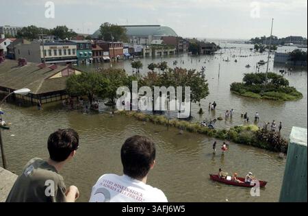 Touristes, résidents et curieux viennent voir le centre-ville d'Annapolis sous l'eau, vendredi 19 septembre 2003. La montée d'eau de l'ouragan Isabel a inondé le quartier historique. Des dizaines de personnes sont venues patauger, monter et faire du bateau à travers les rues. Sean Green, 19 ans, et Jared Amoth, 20 ans, tous deux d'Annapolis, regardent l'inondation depuis le haut d'un bâtiment au-dessus de City Dock. Le père de Jared possède Hard Bean, un café au niveau de la rue. (Crédit image : The Washington Times/ZUMAPRESS.com) Banque D'Images