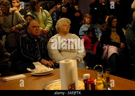 Les gens regardent le candidat républicain à la présidence et ancien gouverneur de l'Arkansas Mike Huckabee arriver avec sa femme Janet, pour donner un discours de campagne à Chicago Dawg à Mason City, Iowa, mercredi 2 janvier 2008. Le restaurant était plein de gens qui s'aventuraient dans les températures à un chiffre. (Crédit image : The Washington Times/ZUMAPRESS.com) Banque D'Images