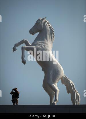 Un agent de sécurité regarde à travers des jumelles sous la statue d'une statue de cheval qui se trouve en haut des tribunes, au-dessus d'Invesco Field durant la dernière journée de la Convention nationale démocrate à Denver, Colorado, jeudi 28 août 2008 (crédit image : The Washington Times/ZUMAPRESS.com) Banque D'Images
