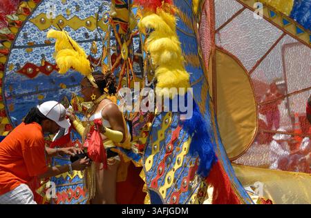 Une danseuse obtient de l'aide pour ajuster son costume lors de la parade annuelle du carnaval des Caraïbes DC, le samedi 28 juin 2008 le long de Georgia Ave. NW, commençant à Missouri Avenue et se terminant au Banneker Recreation Park près de l'Université Howard, qui est devenu le site d'un ''marché international'' avec une cuisine régionale, de la musique live et d'autres divertissements (crédit image : The Washington Times/ZUMAPRESS.com) Banque D'Images