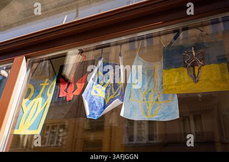 Lviv, Ukraine - 06 avril 2025 : représentations artistiques sur le thème ukrainien suspendues dans le verre, mises en valeur par la lumière naturelle du soleil à Lviv, Ukraine. Banque D'Images