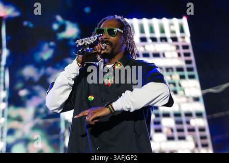 15 avril 2012 - Indio, Californie, États-Unis - SNOOP DOGG se produit lors du Coachella Music & Arts Festival qui se tient à l'Empire Polo Club d'Indio. (Crédit image : © Gerry Maceda/ZUMAPRESS.com) Banque D'Images