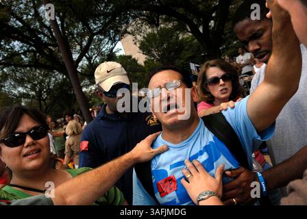 Les gens posent leurs mains dans la prière onTommy Perez de la Nouvelle-Orléans, La., pendant le 14ème événement The Call sur le National Mall à Washington D.C., samedi, 16 août, 2008.TheCall est un rassemblement de 12 heures pour la prière et le jeûne. Le programme de TheCall met fortement l'accent sur la prière, le culte et la repentance, avec de brefs segments d'allocution qui se rapportent aux principaux sujets abordés, tels que la fin des avortements. TheCall a eu lieu pour la première fois à Washington, DC en 2000, où plus de 400 000 personnes se sont rassemblées pour jeûner et prier pour l'Amérique (Credit image : The Washington Times/ZUMAPRESS.com) Banque D'Images