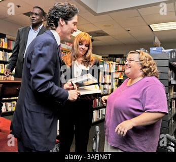 Joel Osteen, pasteur de Lakewood Church à Houston, Texas, signe son nouveau livre pour Kim Strickline de Fredricksburg va, la 1ère personne en ligne. Osteen à Washington promeut son nouveau livre, Your Best Life Now. Vendredi 3 septembre 2008 (image crédit : The Washington Times/ZUMAPRESS.com) Banque D'Images