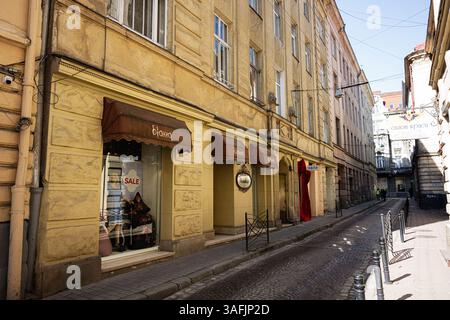 Lviv, Ukraine - 06 avril 2025 : étroite rue pavée avec des bâtiments élégants et une atmosphère agréable à Lviv, Ukraine. Banque D'Images