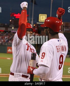 17 avril 2012 - Philadelphie, PA, États-Unis - Domonic Brown, à droite, de Philadelphie Phillies, félicite Ryan Howard pour son homer solo en troisième manche au Citizens Bank Park à Philadelphie, Pennsylvanie, le lundi 20 août 2012. (Crédit image : © Ron Cortes/Philadelphia Inquirer/MCT/ZUMAPRESS.com) Banque D'Images