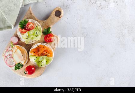 Set gâteaux de riz, sandwichs avec légumes frais, saumon, jambon, protéines. Des collations diététiques saines, à faible teneur en calories. Copier l'espace. Banque D'Images