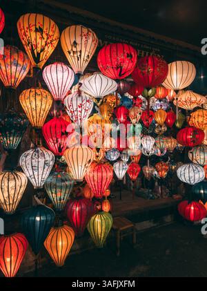 Lanternes vietnamiennes traditionnelles éclatantes, aux couleurs vives et aux motifs complexes dans un cadre culturel. Banque D'Images