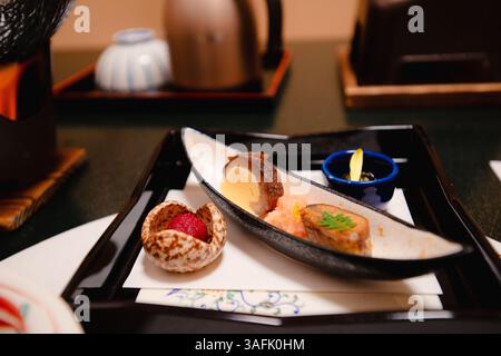 Kaiseki incarne l'esprit de l'omotenashi japonais (hospitalité), avec des ingrédients de saison, des saveurs délicates et une présentation élégante. kaiseki Banque D'Images