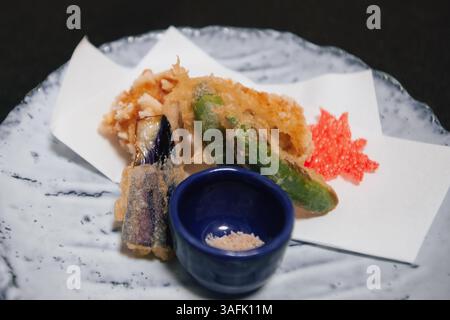 Kaiseki incarne l'esprit de l'omotenashi japonais (hospitalité), avec des ingrédients de saison, des saveurs délicates et une présentation élégante. kaiseki Banque D'Images
