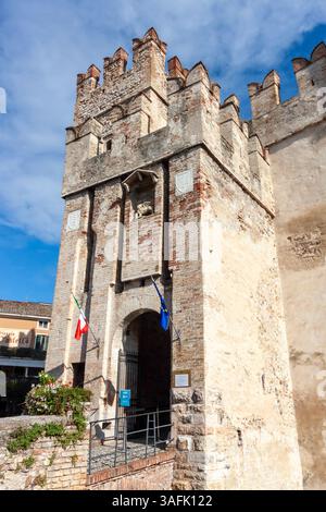SIRMIONE, ITALIE - 22 OCTOBRE 2024 : tour d'entrée du château de Scaligero à Sirmione, lac de Garde, Italie Banque D'Images