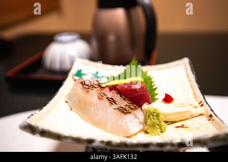 Kaiseki incarne l'esprit de l'omotenashi japonais (hospitalité), avec des ingrédients de saison, des saveurs délicates et une présentation élégante. kaiseki Banque D'Images