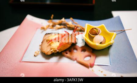 Kaiseki incarne l'esprit de l'omotenashi japonais (hospitalité), avec des ingrédients de saison, des saveurs délicates et une présentation élégante. kaiseki Banque D'Images