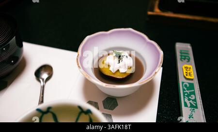 Kaiseki incarne l'esprit de l'omotenashi japonais (hospitalité), avec des ingrédients de saison, des saveurs délicates et une présentation élégante. kaiseki Banque D'Images