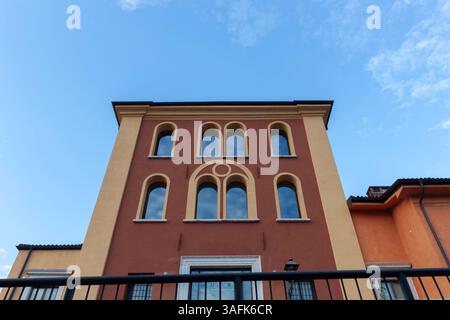 SALO, ITALIE - 22 OCTOBRE 2024 : façade d'un bâtiment moderne à Salo, lac de Garde, Italie Banque D'Images