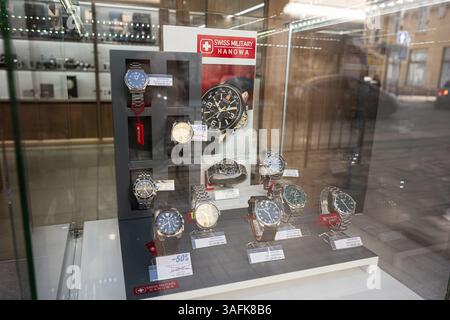 Lviv, Ukraine - 06 avril 2025 : reflet de la vitrine du magasin présentant les montres militaires suisses Hanowa à Lviv, Ukraine. Banque D'Images