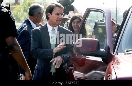 31 mai 2012 - Greensboro, NC, USA - L'ancien sénateur John Edwards quitte le palais de justice fédéral à la fin de son procès à Greensboro, Caroline du Nord, jeudi 31 mai 2012. Edwards a été reconnu non coupable sur l'un des six chefs d'accusation dans son procès de financement de campagne et a annoncé qu'il ne pouvait pas s'entendre sur les cinq chefs d'accusation restants. (Crédit image : © Chuck Liddy/Raleigh News & observer/MCT/ZUMAPRESS.com) Banque D'Images
