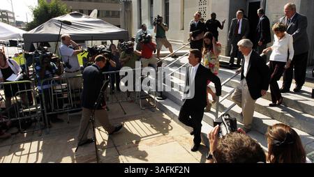 31 mai 2012 - Greensboro, NC, États-Unis - L'ancien sénateur John Edwards conduit sa famille sur les marches du palais de justice fédéral de Greensboro, Caroline du Nord, le jeudi 31 mai 2012. Edwards a été reconnu non coupable sur l'un des six chefs d'accusation dans son procès de financement de campagne et a annoncé qu'il ne pouvait pas s'entendre sur les cinq chefs d'accusation restants. (Crédit image : © Chuck Liddy/Raleigh News & observer/MCT/ZUMAPRESS.com) Banque D'Images