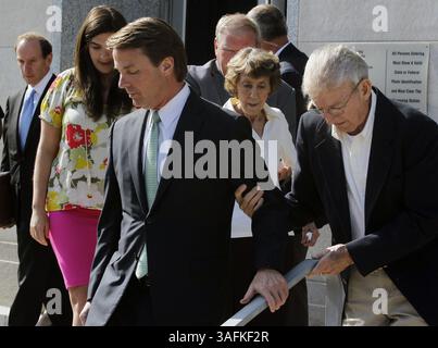 31 mai 2012 - Greensboro, NC, USA - L'ancien sénateur John Edwards aide son père, Wallace, à descendre les escaliers du palais de justice fédéral à la fin de son procès à Greensboro, Caroline du Nord, jeudi 31 mai 2012. Edwards a été reconnu non coupable sur l'un des six chefs d'accusation dans son procès de financement de campagne et a annoncé qu'il ne pouvait pas s'entendre sur les cinq chefs d'accusation restants. (Crédit image : © Chuck Liddy/Raleigh News & observer/MCT/ZUMAPRESS.com) Banque D'Images