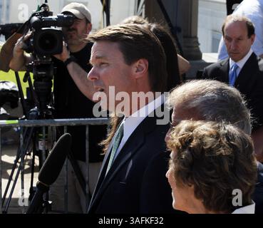 31 mai 2012 - Greensboro, NC, USA - L'ancien sénateur John Edwards s'adresse aux médias devant le palais de justice fédéral de Greensboro, Caroline du Nord, le jeudi 31 mai 2012. Edwards a été reconnu non coupable sur l'un des six chefs d'accusation dans son procès de financement de campagne et a annoncé qu'il ne pouvait pas s'entendre sur les cinq chefs d'accusation restants. (Crédit image : © Chuck Liddy/Raleigh News & observer/MCT/ZUMAPRESS.com) Banque D'Images