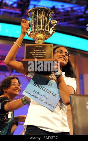 31 mai 2012 - National Harbor, Maryland, États-Unis - Snigdha Nandipati de San Diego, Californie, détient le trophée du championnat après avoir remporté le Scripps National Spelling Bee 2012. (Crédit image : © Chuck Myers/MCT/MCT/ZUMAPRESS.com) Banque D'Images