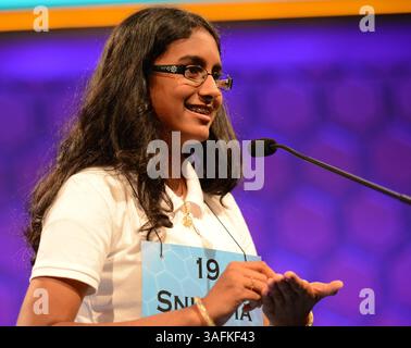 31 mai 2012 - Washington, DC, États-Unis - Snigdha Nandipati de San Diego, Californie, travaille sur l'orthographe ''guetapens'', qui lui a valu le championnat national d'orthographe Scripps 2012 à National Harbor, Maryland, jeudi 31 mai 2012. (Crédit image : © Chuck Myers/MCT/MCT/ZUMAPRESS.com) Banque D'Images