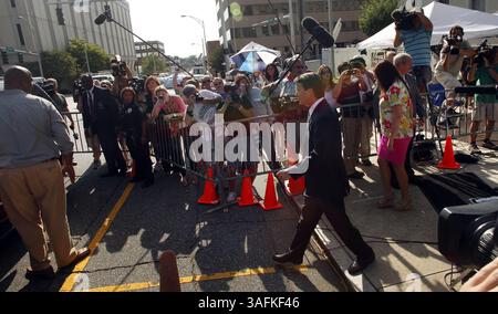 31 mai 2012 - Greensboro, NC, USA - L'ancien sénateur John Edwards quitte le palais de justice fédéral à la fin de son procès à Greensboro, Caroline du Nord, jeudi 31 mai 2012. Edwards a été reconnu non coupable sur l'un des six chefs d'accusation dans son procès de financement de campagne et a annoncé qu'il ne pouvait pas s'entendre sur les cinq chefs d'accusation restants. (Crédit image : © Chuck Liddy/Raleigh News & observer/MCT/ZUMAPRESS.com) Banque D'Images