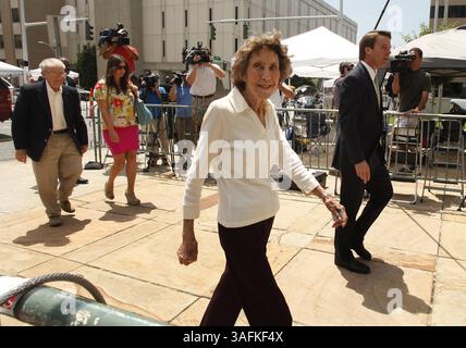 31 mai 2012 - Greensboro, NC, USA - la famille des Edwards arrive pour entendre le verdict dans le procès de l'ancien sénateur John Edwards, à droite, à Greensboro, Caroline du Nord, jeudi, 31 mai 2012. Edwards a été reconnu non coupable sur l'un des six chefs d'accusation dans son procès de financement de campagne et a annoncé qu'il ne pouvait pas s'entendre sur les cinq chefs d'accusation restants. (Crédit image : © Chuck Liddy/Raleigh News & observer/MCT/ZUMAPRESS.com) Banque D'Images