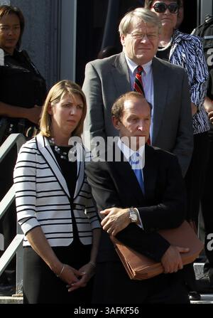 31 mai 2012 - Greensboro, NC, États-Unis - les avocats de l'ancien sénateur John Edwards écoutent son discours aux médias devant le palais de justice fédéral de Greensboro, Caroline du Nord, le jeudi 31 mai 2012. Edwards a été reconnu non coupable sur l'un des six chefs d'accusation dans son procès de financement de campagne et a annoncé qu'il ne pouvait pas s'entendre sur les cinq chefs d'accusation restants. (Crédit image : © Chuck Liddy/Raleigh News & observer/MCT/ZUMAPRESS.com) Banque D'Images