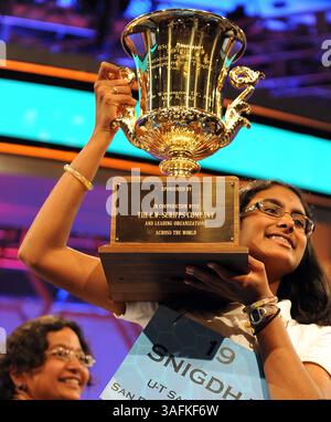 31 mai 2012 - Washington, DC, États-Unis - Snigdha Nandipati de San Diego, Californie, tient le trophée du championnat après avoir remporté le Scripps National Spelling Bee 2012 à National Harbor, Maryland, le jeudi 31 mai 2012. (Crédit image : © Chuck Myers/MCT/MCT/ZUMAPRESS.com) Banque D'Images