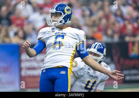 02 juin 2012 : Juan Bongarra (6 ans), kicker de la tempête de Tampa Bay, observe un field goal manqué lors d'une action entre les Sharks de Jacksonville et la tempête de Tampa Bay au Jacksonville Veterans Memorial Arena. Jacksonville a battu Tampa Bay 71-61.(image crédit : © Gray Quetti/Cal Sport Media/ZUMAPRESS.com) Banque D'Images