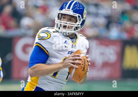 02 juin 2012 : le quarterback Nick Hill (17 ans) de la tempête de Tampa Bay tombe pour passer pendant l'action entre les Sharks de Jacksonville et la tempête de Tampa Bay au Jacksonville Veterans Memorial Arena. Jacksonville a battu Tampa Bay 71-61.(image crédit : © Gray Quetti/Cal Sport Media/ZUMAPRESS.com) Banque D'Images